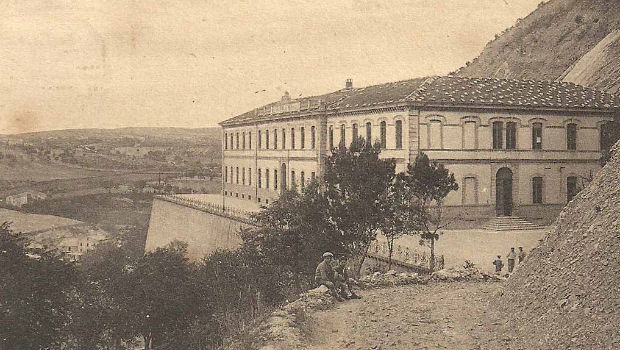 Una foto d'epoca dell'edificio scolastico