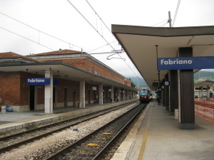 1280px-Stazione_di_Fabriano