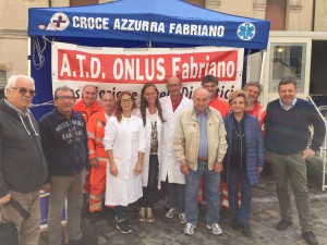 Il team del Glicobus e il sindaco di Sassoferrato
