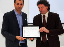 Andrea Pierotti riceve il riconoscimento dal presidente Michele Boscagli