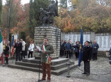 Foto di repertorio - Il sindaco dinnanzi al monumento ai Caduti in una delle precedenti ricorrenze del IV Novembre