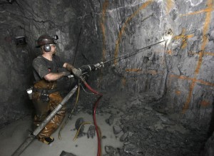 In this photo taken Thursday, Dec. 13, 2012, miner Keith Emerald uses a pneumatic drill to drill holes that will be packed with explosives to blast into the sold rock wall at the Sutter Gold Mining Co's mines near in Sutter Creek, Calif. The company announced Monday, Dec. 17, 2012, that it poured its first gold as it prepared to begin the first large scale Sierra Nevada underground gold mining in a half century. LaPresse18-12-2012esteriCalifornia, la Miniera d'Oro di Sutter Creek