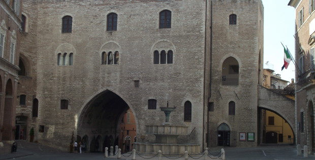 Fabriano,_Piazza_del_Comune,_Palazzo_del_Podestà,_1255_(2)