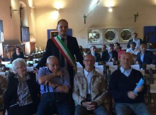 Il sindaco Piccini con i quattro "ragazzi partigiani" in Prefettura