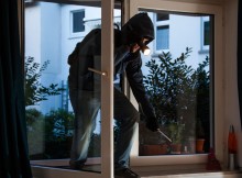 olycom - forto in appartamento - CXXY29 Burglar breaks into an apartment. Symbol image.