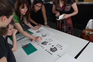 3.I-partecipanti-insieme-allartista-Francesca-Grilli-prendono-le-impronte-delle-proprie-mani-1024x683