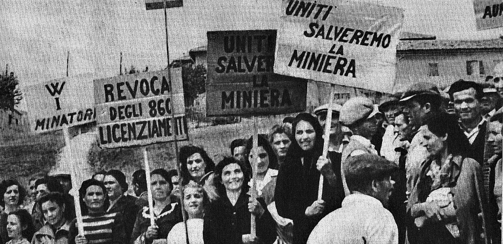 Donne della miniera di Cabernardi durante la lotta dei sepolti vivi (Foto Archivio Miniera) (1)
