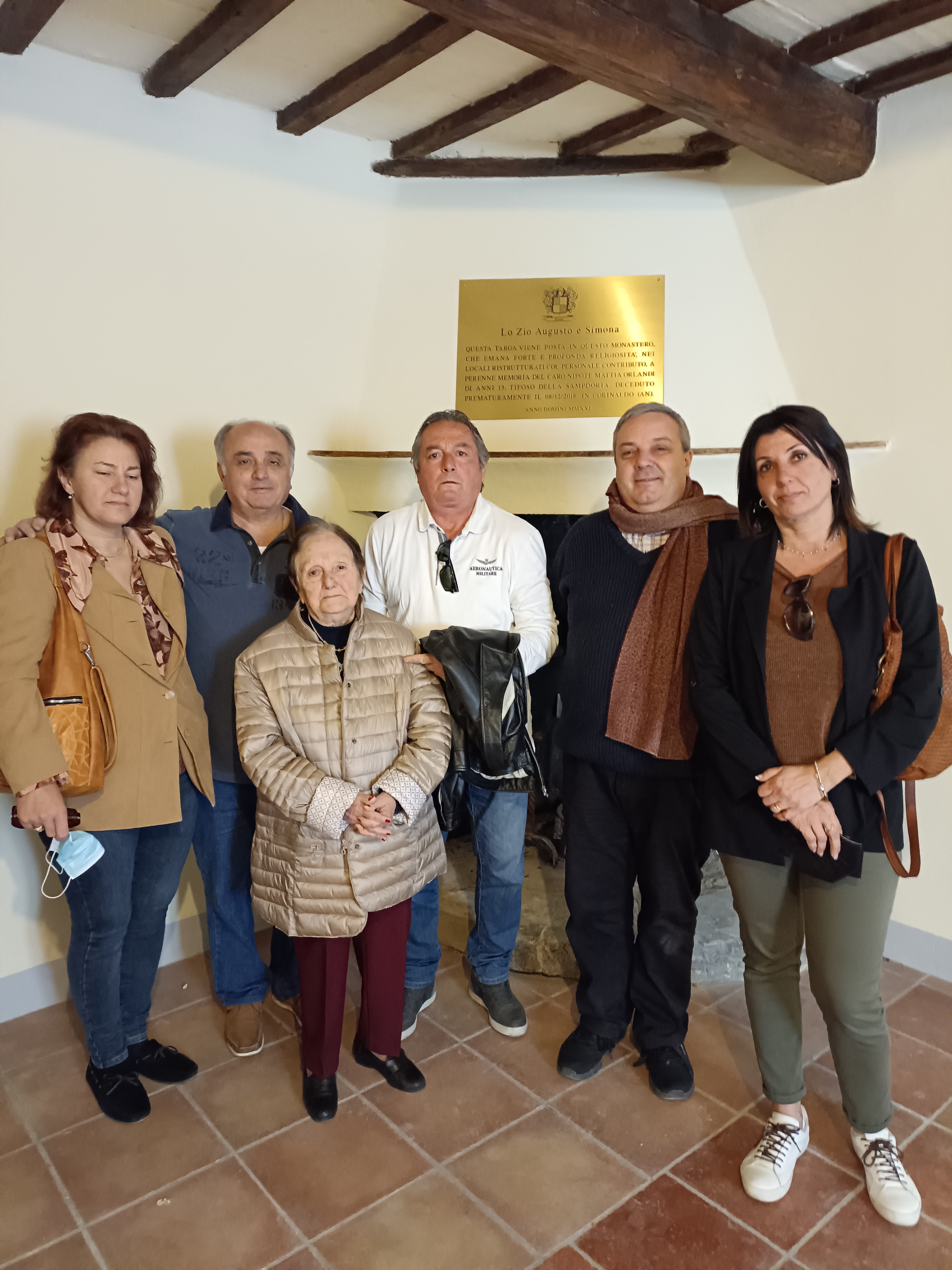 La famiglia di Mattia Orlandi con Don Gianni Giacomelli 